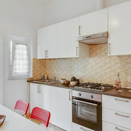 Guesthost - Migliarina Con Terrazzo Appartement