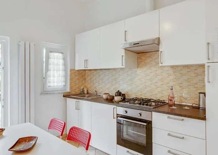 Guesthost - Migliarina Con Terrazzo アパート