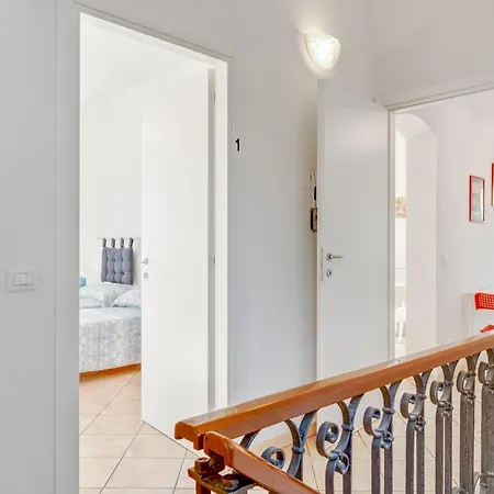 Guesthost - Migliarina Con Terrazzo Apartment *